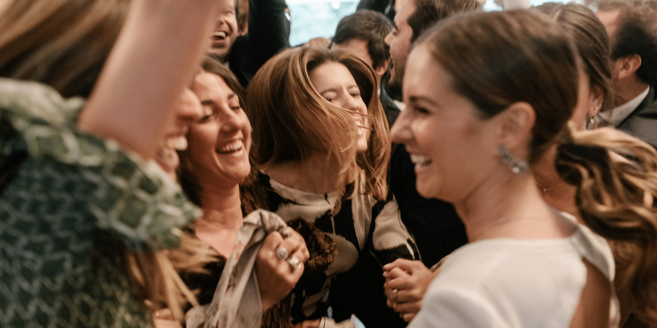 La banda sonora ideal para la entrada al banquete: un instante que marca la celebración