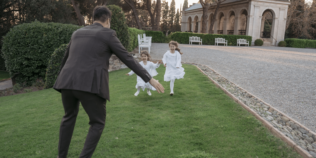 Vestidos y trajes de arras para niñas y niños en bodas