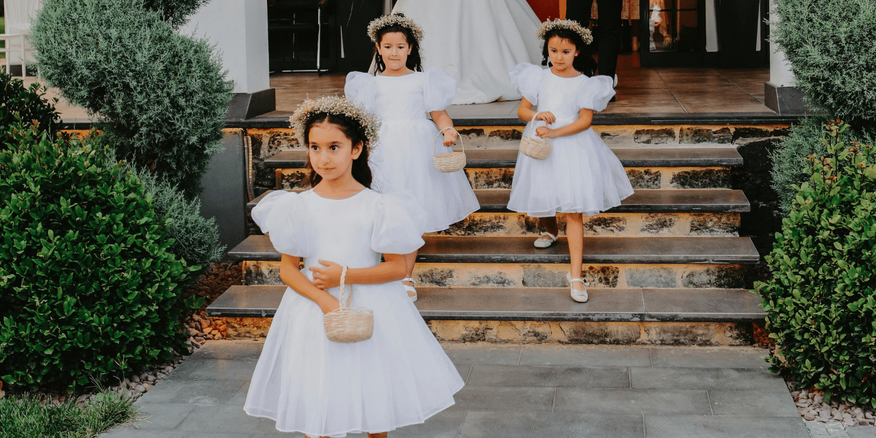 Vestidos y trajes de arras para niñas y niños en bodas